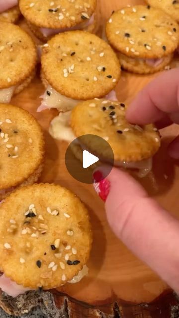 Maria Ronan on Instagram: "Comment “recipe” for the recipe link sent to you in a DM! 🌟✨ Quick to make and oh-so-delicious! 🕒👩‍🍳 Ingredients: * 80 Ritz Crackers * 1/2 pound ham * 6 oz sliced Swiss Cheese Topping: * 4 tablespoons melted butter * 2 teaspoons Dijon mustard * 1 teaspoon Worcestershire sauce * 1/2 teaspoon onion powder * Everything bagel seasoning Instructions: * Preheat your oven to 350°F (175°C). * Arrange Ritz crackers on a baking sheet. * Tear pieces of ham and place them on top of the crackers. * Add a layer of Swiss cheese on the ham. * Place another Ritz cracker on top to create a sandwich. * In a bowl, prepare the topping by mixing melted butter, Dijon mustard, Worcestershire sauce, onion powder, and a sprinkle of everything bagel seasoning. * Stir the mixture wel Sandwich In A Bowl, Ooey Gooey Bars, Ww Food, Christmas Appetizers Easy, Gooey Bars, Everything Bagel Seasoning, Ritz Cracker, Instagram Recipes, Bagel Seasoning