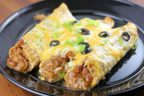 Taco Stuffed Manicotti Mexican Manicotti, Stuffed Manicotti Recipe, Meat Manicotti, Stuffed Manicotti, Hispanic Dishes, Manicotti Recipe, Red Meat Recipes, Green Enchilada Sauce, Taco Meat