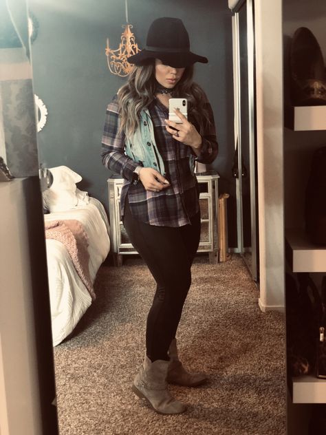 Plus Size Rodeo Outfits For Women Winter, Rodeo Outfits For Women Winter, Regular Outfits, Western Chic Fashion, Cute Cowgirl Outfits, Women's Plus Size Jeans, Cowgirl Fashion, Casual Outfits For Moms, Western Style Outfits