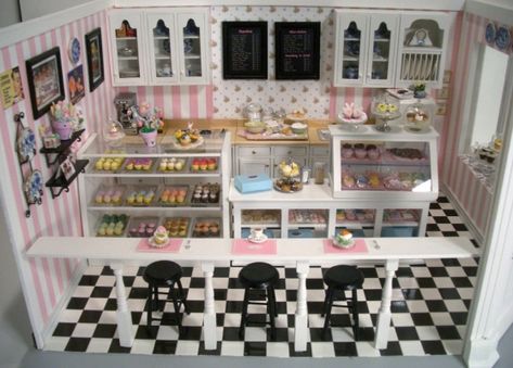 Cupcake Shop, Room Box Miniatures, Bakery Interior, Dolls House Shop, Miniature Bakery, Cupcake Shops, Bakery Design, Shop Layout, Miniature Rooms