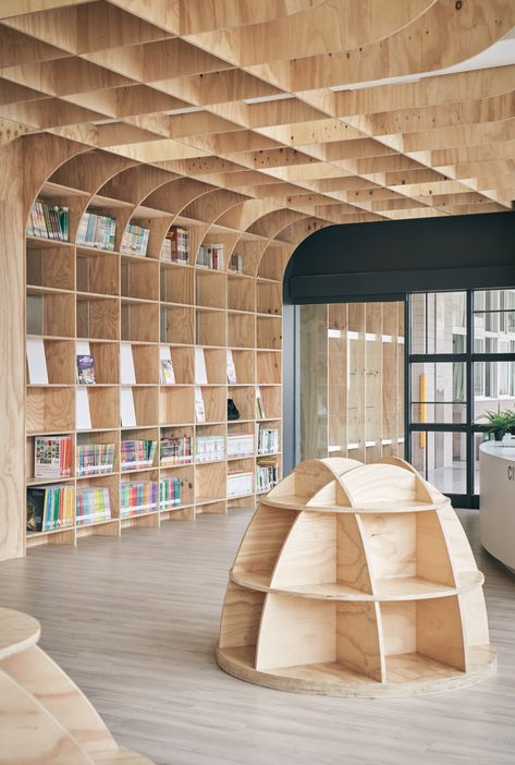 Gallery of Lishin Elementary School Library / TALI DESIGN - 18 Primary School Library Design, Organic Library, Kids Library Design, Tali Design, Traditional Home Offices, Education Design Interior, Public Library Design, School Library Design, Elementary School Library