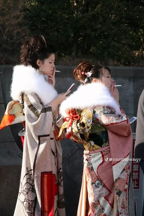 Japanese Outfits Traditional Modern, Oiran Outfit, Japanese Kimono Aesthetic, Taisho Era Fashion, Japanese Culture Aesthetic, Traditional Japanese Clothes, Folklore Fashion, Winter Kimono, Modern Kimono