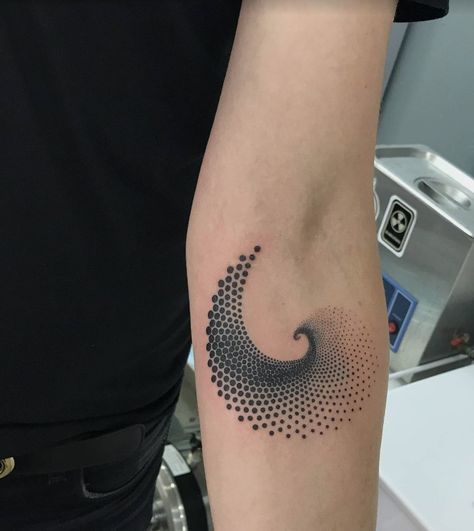 Golden Ratio Tattoo, Fibonacci Tattoo, Spiral Tattoos, Small Neck Tattoos, Dot Tattoos, Geometry Tattoo, Geometric Tattoo Design, Tattoo Girls, R Tattoo