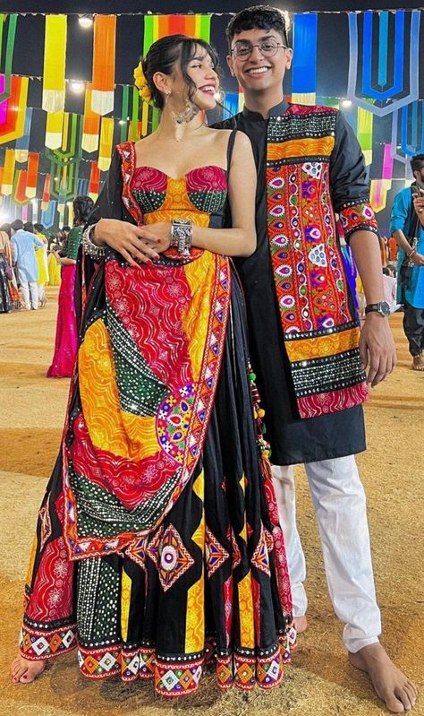 Garba Night Couple Poses, Navratri Couple Outfits, Garba Couple Pictures, Indian Fancy Dress, Dandiya Dress, Garba Outfit, Garba Dress, Navratri Dress, Lehenga Designs Simple