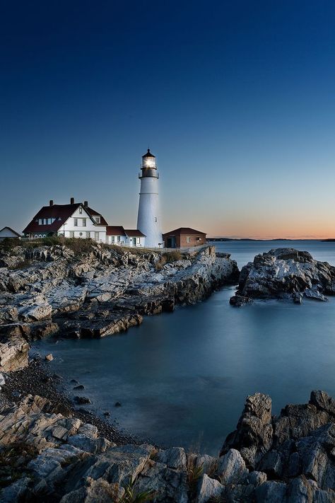 Portland Head Light + 5 Amazing Lighthouses in Portland Maine You Should See // Local Adventurer #maine #mainething #portlandmaine #lighthouse #travelusa #visittheusa Portland Head Lighthouse Maine, Maine Lighthouses Photography, Maine Honeymoon, Lighthouse Maine, Famous Lighthouses, Maine Photography, Travel Honeymoon, Lighthouses Photography, Portland Head Light