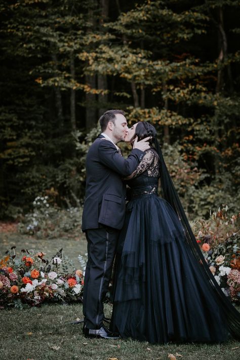 Are you an alternative couple, looking for the perfect moody yet romantic wedding inspo? This bride, a captivating soul with a penchant for all things witchy and Halloween, planned a very unique wedding at the dreamy Foxfire Mountain House. Witchy Fall Wedding, Live Tattoos, Alternative Couple, Dark Whimsical, Witchy Fall, Wedding Band Tattoo, Tarot Card Reader, Fall Wedding Color Schemes, Pagan Wedding