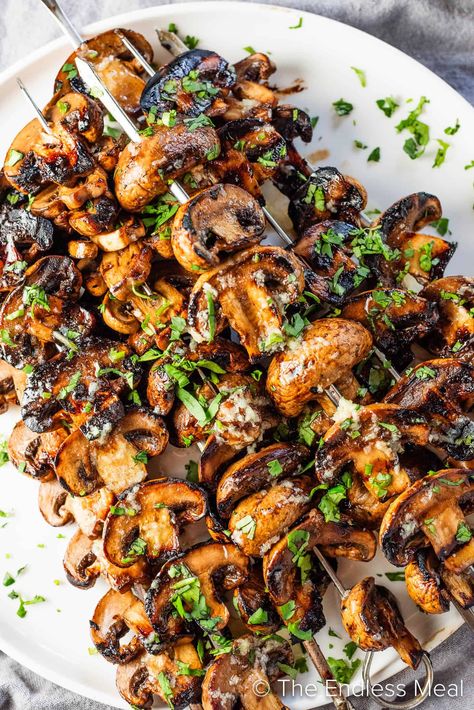 Grilled Mushrooms And Onions, Grilled Sides, Marinated Grilled Mushrooms, Bbq Mushrooms, Balsamic Mushrooms, Garlic Butter Mushrooms, Mushroom Side Dishes, Summer Bbq Recipes, Shish Kabobs