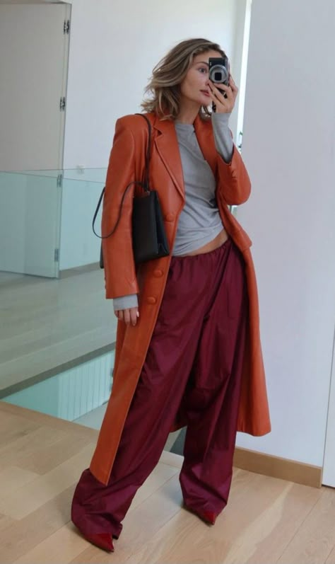 Orange Lipstick Outfit, Color Clashing Outfits, True Winter Outfits, Orange Top Outfit, Outfit Ideas With Sneakers, Winter Street Styles, Cream Outfit, 5 Outfits, Fall Streetwear