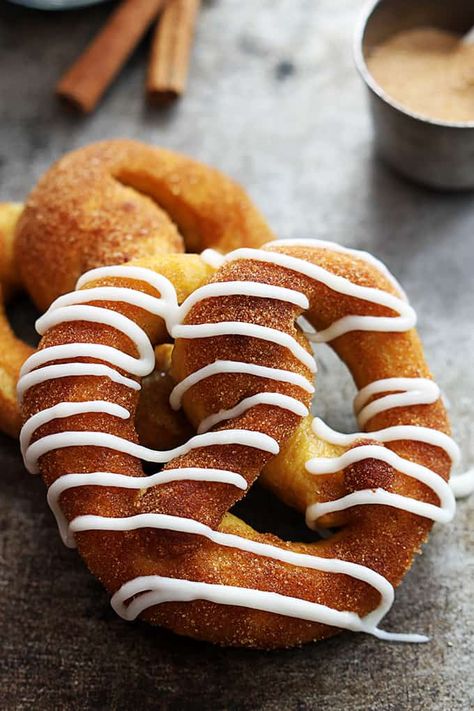 Cinnamon Sugar Pumpkin Soft Pretzels Pumpkin Pretzels, Pumpkin Monster, Soft Pretzel Recipe, Pretzels Recipe, Vanilla Icing, Sugar Pumpkin, Soft Pretzels, Pumpkin Flavor, Köstliche Desserts