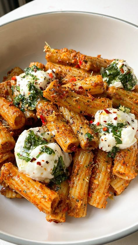 Demi✨| DemthePesc on Instagram: “Rigatoni in red chilli pesto, topped with mozzarella and a mixed herb dressing. Lunch today was sheer bliss. Green pesto is great sure…” Tasty Pasta, Deilig Mat, Rigatoni, Food Obsession, Pretty Food, Food Cravings, I Love Food, Aesthetic Food, Avocado Toast