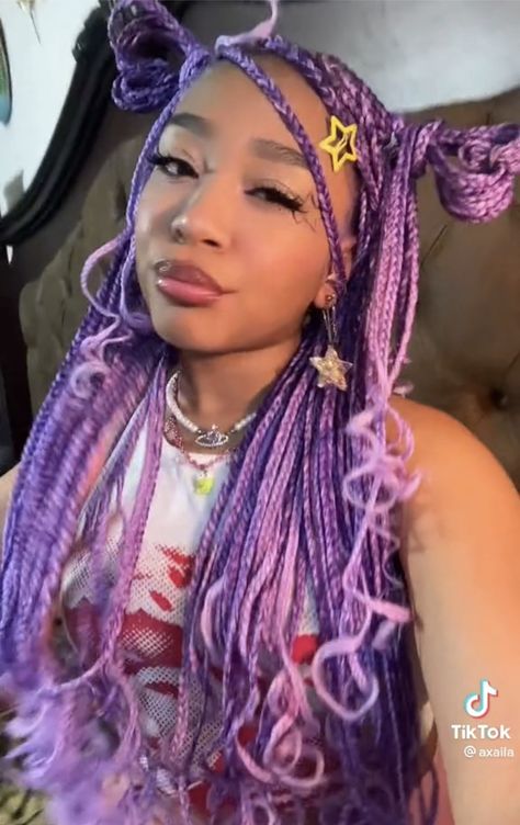 Purple And Blonde Braids Black Women, Light Purple Braids For Black Women, Light Pink Braids With Beads, Cute Hairstyles On Braids, Pastel Purple Braids, Black And Purple Goddess Braids, Lavender Knotless Braids, Pastel Braids For Black Women, Lavender Braids For Black Women