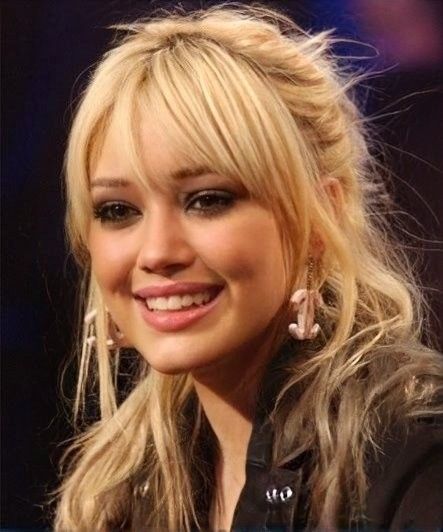 Hilary Duff Hair 2000s, Side Bang Wavy Hair, Trashy Hairstyles, 90s Side Bangs, Side Bangs 2000s, 2000s Side Part, Y2k Side Bangs, Blonde Hair Side Bangs, 2000s Bangs