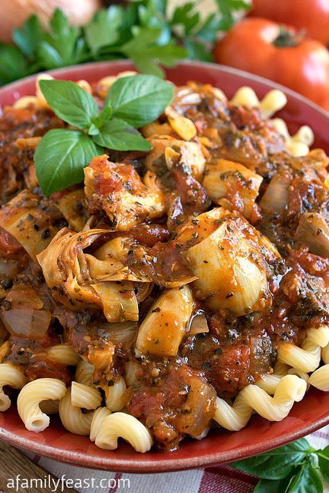 Pasta Sauce Raphael - A bold and zesty pasta sauce from The Silver Palate Cookbook.  This is delicious served hot or cold! Silver Palate Cookbook, Silver Palate, White Clam Sauce, Coconut Curry Sauce, Family Feast, Italian Pasta, Italian Dishes, Pasta Sauce, Paella