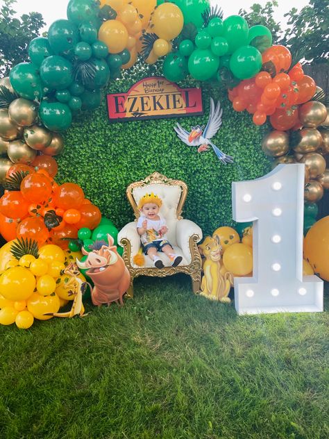 Lion King Birthday Party Ideas Decoration Jungle Theme, Lion King Party Favors Diy, Lion King 1st Birthday Party Decorations, Lion King Birthday Decor, King Julian Birthday Party, Simba Decorations Party Ideas, Lion King Balloon Garland, Re Leone Party, Lion Guard Party Decorations