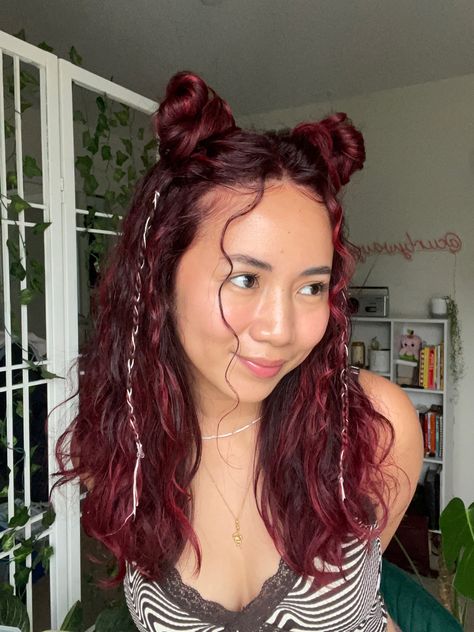 Festival hairstyle, coachella hairstyle, space buns, red hair, edc hair, cute hairstyle, braids, wavy hair Red Hair Space Buns, Space Buns Wavy Hair, Festival Hair Space Buns, Festival Hairstyles Curly Hair, Short Hair Festival Hairstyles, Red Festival Hair, Space Buns With Braids, Festival Hair And Makeup, Coachella Hairstyle