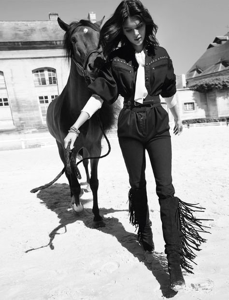 Kendall Jenner ELLE France 2018 Cover Equestrian Shoot Style Icons Boho, Kendall Jenner Style Casual, Kylie Jenner Outfits Casual, Style Kendall Jenner, France October, Kendall Jenner Makeup, Look Kylie Jenner, Ethno Style, Horse Fashion