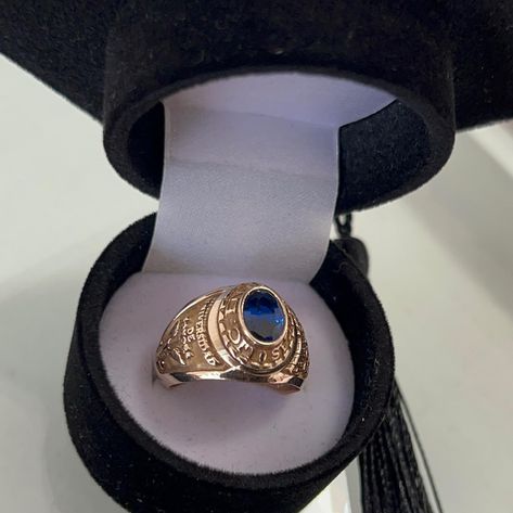 Este anillo de graduación es de universidad de oro 10k media 6🎓 y lo personalizamos con: Licenciatura✅ Logo de la escuela✅ Año de inicio/ graduación✅ Nombre de la escuela✅ Nombre del graduado✅ Ordena o pasa por el tuyo a nuestra sucursal.🛍️ 📍Rosarito BC, Col. Mazatlán. 🚚Entregas en Tijuana BC y Rosarito BC. #joyeriaolympia #anillos #anillosdecompromiso #anillosplata #anillosdeboda #anilloshombre #ᴀɴɪʟʟᴏs #tijuana #tijuanabc #anilloshombre #anillosmujer #plata925 #joyeriaolympia #anillopr... Eid Greetings, Olympia, On Instagram