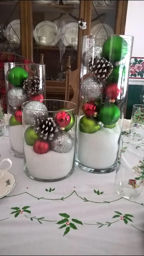 Homemade Christmas Centerpiece Ideas, Diy Christmas Party Centerpieces, Christmas Vases Decorations Diy, Grinch Centerpiece, Grinchmas Decorations, Holiday Centerpieces Diy, Christmas Party Centerpieces, Snow Paint, Christmas Centerpieces Cheap