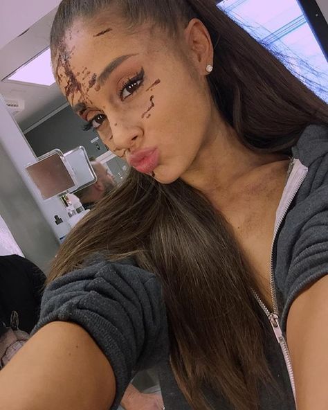 RIP! Even Ariana's bloody makeup is on point! Scream Queens Cast, Ariana Grande 2015, Ariana Grande Makeup, Chanel Oberlin, Ariana Grande Dangerous Woman, Ariana Grande Fans, Ariana Grande Photos, Scream Queens, Chanel 2