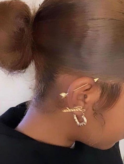 black girl with industrial piercings Bar Ear Piercing, Ear Piercings Industrial, Second Ear Piercing, Industrial Earrings, Industrial Piercing Jewelry, Ear Piercings Chart, Double Ear Piercings, Ears Pierced, Cool Ear Piercings