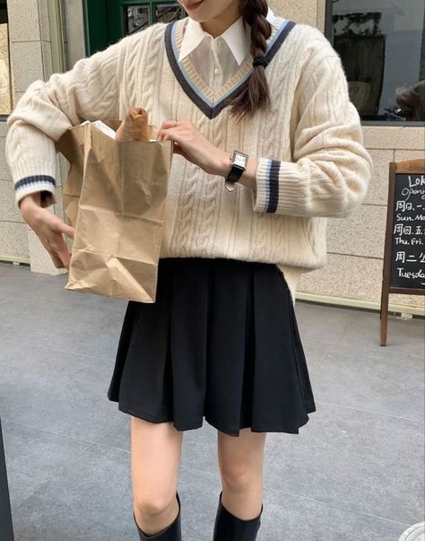 preppy light academia college academic style Light Academia Outfits Aesthetic, Academia Outfits Aesthetic, Light Academia Fashion, Light Academia Outfit, Academic Style, 2023 Lookbook, College Wardrobe, Rok Mini, Academia Outfits