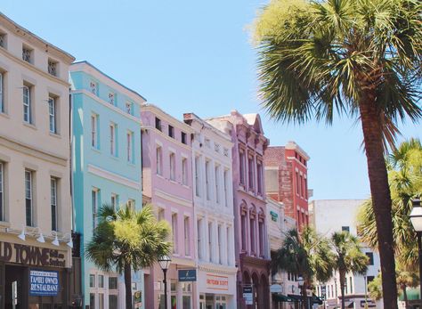 King St Shopping, Charleston, SC Charleston Sc Rainbow Row, Charleston Sc Living, Rainbow Road Charleston Sc, Preppy Charleston, Charleston Sc Aesthetic, Charleston Vibes, The Notebook Scenes, Charleston Aesthetic, Charleston Summer