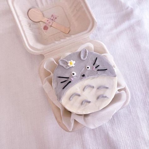 Totoro Cake, Birth Cakes, Cute Totoro, Anime Bento, Cute Lunch Boxes, Anime Cake, Mini Torte, Tiny Cakes, Cake Mini