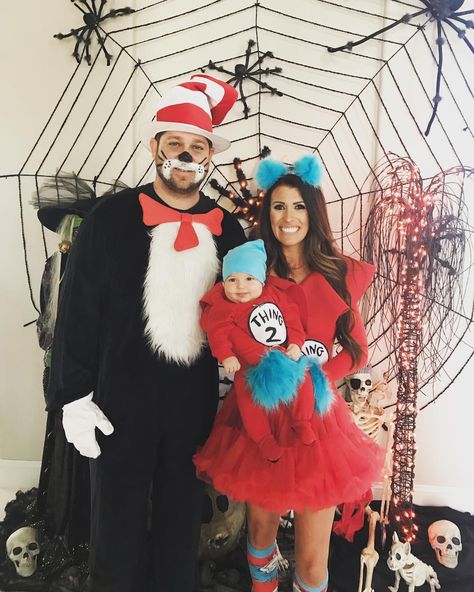 Family Halloween costumes Cat In The Hat Family Costumes, Hat Halloween Costume, Cat In The Hat, Family Halloween Costumes, Family Costumes, Family Halloween, Thing 1 Thing 2, Halloween Costume, Harajuku