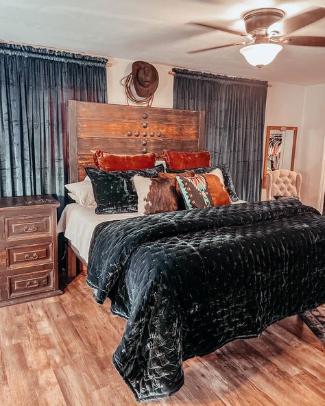 Living Room Black Wall, Western Decor Ideas, Western Bed, Western Living Room Decor, Western Ideas, Western Room, Western Bedrooms, Rum Inspo, Rustic Bed