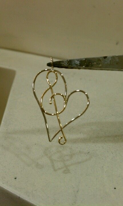 For the music lover. 14 k white and yellow gold wire pendant. Silver Wire Art, Piano Wire Jewelry, Music Note Wire Jewelry Diy, Wire Music Note, Wire Wrapped Guitars, Wire Wrap Music Note, Wire Wrapped Guitar Pendant, Diy Wire Jewelry Rings, Copper Wire Art