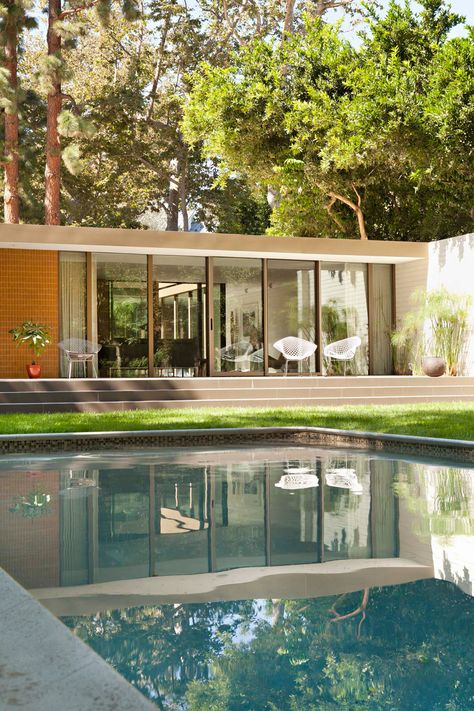 thiiiiiiiiiis for the pool Mid Century Architecture 1960s, Mid Century Modern Pool, Mid Century Modern Landscaping, Mid Century Landscaping, Mid Century Renovation, Moderne Pools, Modern Pool, Modern Landscape Design, Mid Century Architecture