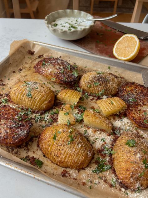 Crispy Parmesan Hasselback Potatoes, Hasselback Potatoes Oven, Parmesan Hasselback Potatoes, Parmesan Russet Potatoes, Hassleback Potatoes Oven, Pomegranate Desserts, Potatoes Parmesan, Crispy Parmesan Potatoes, Parmesan Crusted Potatoes