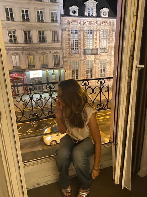 Clubbing In Europe Aesthetic, Living In Europe Aesthetic, Studying In Paris, Europe Girl Aesthetic, Living In Paris Aesthetic, Summer Abroad, Aesthetic Paris, Drømme Liv, Paris Dream