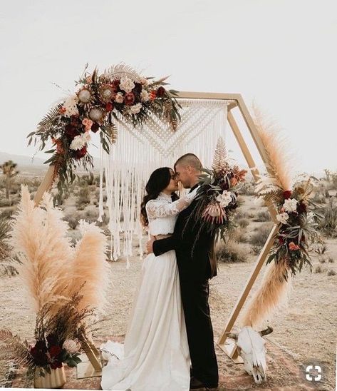 L’arche hexagonale Fall Wedding Arches, Diy Wedding Arch, Fall Wedding Ceremony, Wedding Ceremony Arch, Outdoor Fall Wedding, Wedding Altars, Modern Wedding Photography, Succulent Wedding, Geometric Wedding