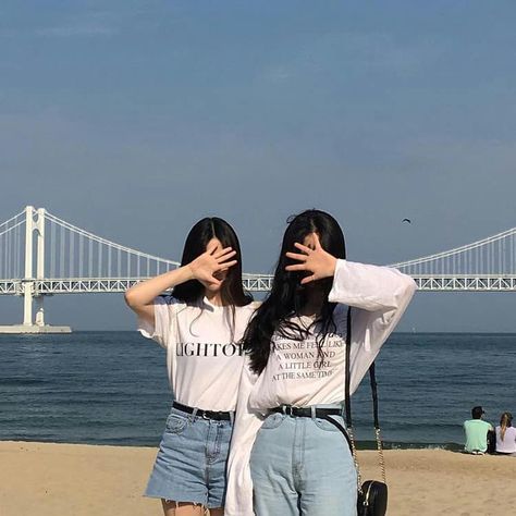 Bff Girls, Korean Best Friends, Girl Friendship, Bff Photoshoot, Girl Couple, Best Friend Photos, Cute Friend Pictures, Korean Couple, Bff Pictures