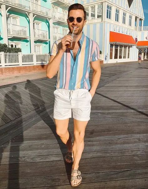 Embrace Italian men's style: Outfits for every season 75 ideas - mens-club.online Italian Mens Fashion, Off White Tees, Birkenstock Outfit, Guy Fits, Streetwear Chic, Mens Summer Outfits, Spring Outfits Men, Mens Spring Fashion, Spring Shorts