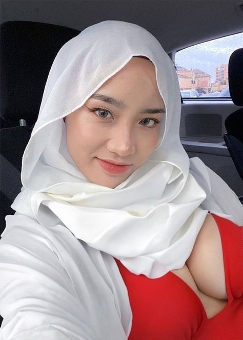 Tank Top Hijab, Foto Cewek Hijab Aesthetic, Hijab Teen, Seluar Ketat, Tutorial Hijab, Hot Dresses Tight, Hijab Aesthetic, Muslim Girl, Muslim Women Fashion