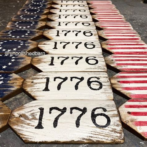 Americana Porch Decor, Americana Signs, Patriotic Decorations Diy, Fouth Of July Crafts, Colonial Flag, Patriotic Crafts Diy, Centerpiece Wreath, Bookshelf Table, Patriotic Diy