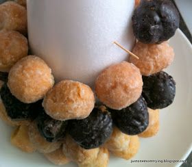 Donut Hole Topiary Tips Donut Holes Display, Graduation Brunch, Elephant Baby Shower Cake, Donut Tower, Donut Display, Baby Shower Drinks, Donut Bar, Donut Wall, Donut Holes