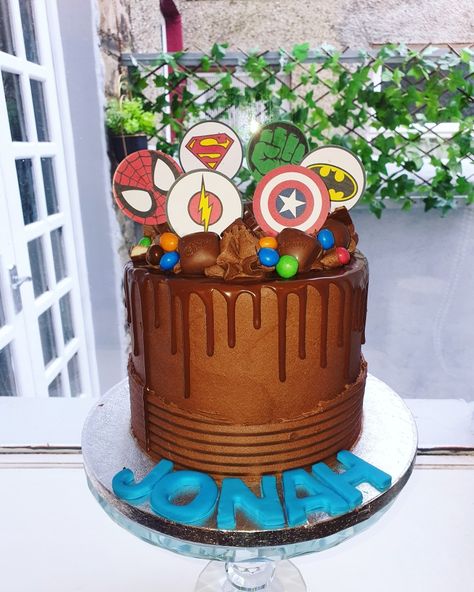 Chocolate Superhero Cake, Superhero Birthday Cake Buttercream, Cake Superhero, Chocolate Birthday Cake Decoration, Caramel Drip Cake, Super Hero Cake, Hero Cake, 14th Birthday Cakes, Buttercream Chocolate