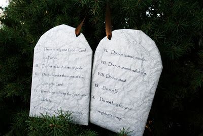 Jessie Tree Ornaments, Ten Commandments Kids, Jesse Tree Ideas, Jessie Tree, School Ornaments, Tree Ornament Ideas, Gospel Project, Jesse Tree Advent, Advent Tree