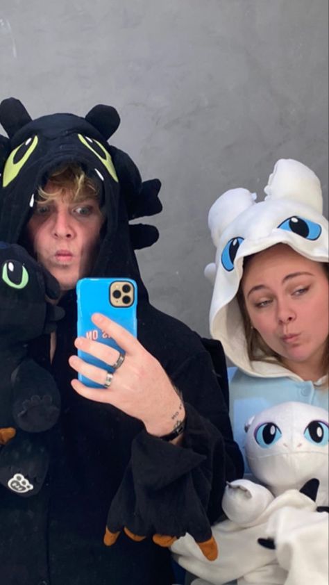 Couples In Onesies, Onesie Couple Goals, Halloween Cupple Costume, Halloween Costumes With Boyfriend, Couple Halloween Costumes Aesthetic, Unique Halloween Costumes For Couples, Couples Onesies, Cute Couples Costumes, Costumes For Couples