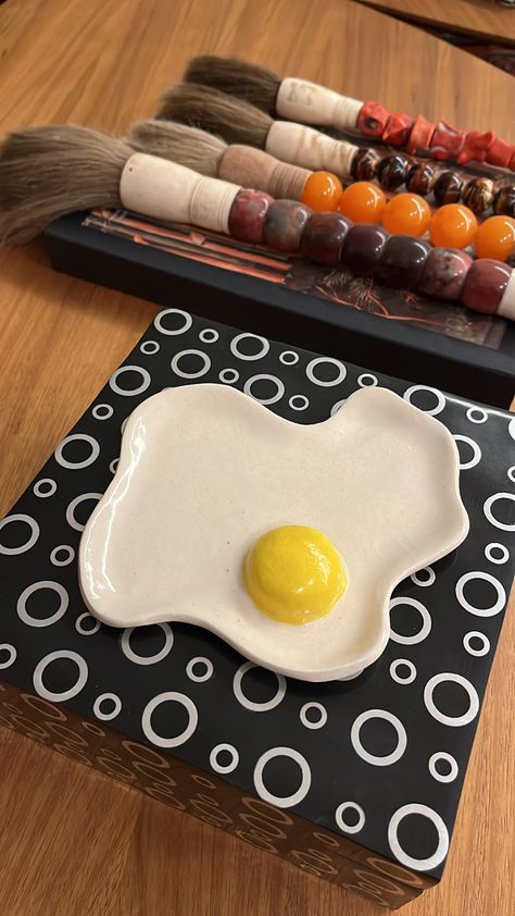 Egg Plates Ceramic, Ceramic Easter Eggs, Easter Pottery, Pottery Glaze, Food Sculpture, Huevos Fritos, Porcelain Eggs, Slab Pottery, Ceramics Ideas