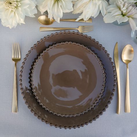 Brown Plates Table Setting, Everyday Table Settings Casual, Trendy Dinnerware, Dinner Table Decor Everyday, Menu Project, Restaurant Tableware, Brown Dinnerware, Table Settings Everyday, Modern Table Decor