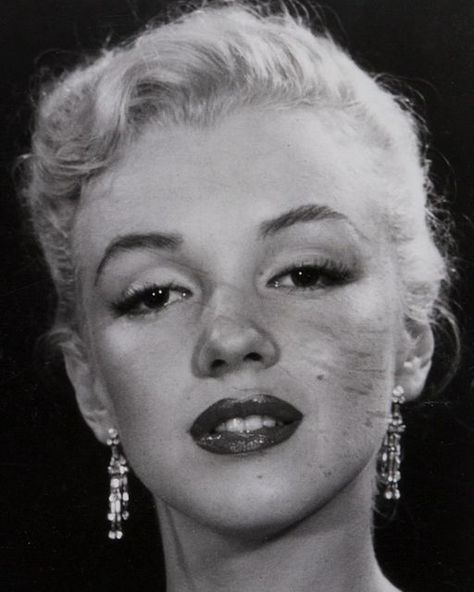 𝑴𝒂𝒚 🖤 on Instagram: "MM photographed by Ed Clark, 1950." Ed Clark, Marilyn Monroe Tattoo, Hotel In New York City, Ambassador Hotel, Cecil Beaton, Norma Jean, Norma Jeane, Popular Culture, Marilyn Monroe