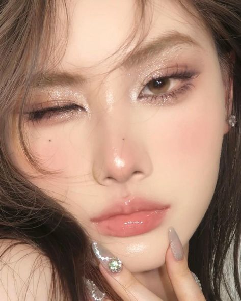 Soft Makeup For Prom, Asian Makeup Party, Douyin Prom Makeup, Debut Make Up Look, Korean Party Makeup, Korean Glam Makeup, Douyin Prom Dress, Js Prom Makeup Look, Soft Prom Makeup