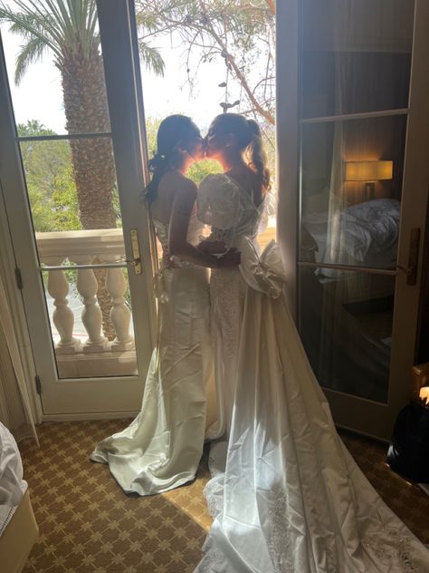 2 Women Wedding, Wlw Wedding Dresses, Wlw House Aesthetic, Wlw Marriage Aesthetic, Masculine Girlfriend, Wlw Wedding Photos, Wlw Apartment, Wlw Family Aesthetic, Wlw Wedding Ideas