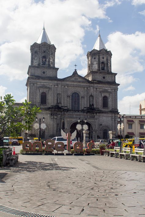 Holy Rosary Church in Angeles city. Holy Rosary Parish Church Angeles, Snap Friends, Holy Rosary, Cathedral Church, Cologne Cathedral, Rosary, Barcelona Cathedral, Old Things, Angeles