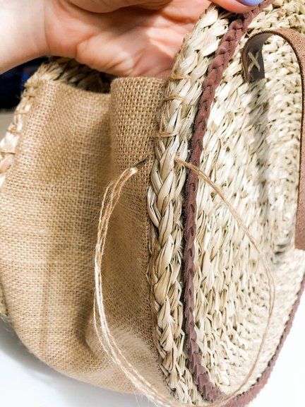 DIY Straw Bag: 10 Steps (with Pictures) Straw Bag Diy, Diy Straw, Hessian Fabric, Straw Purse, Sac Diy, Diy Clutch, Bags Diy, Burlap Bags, Diy Bags