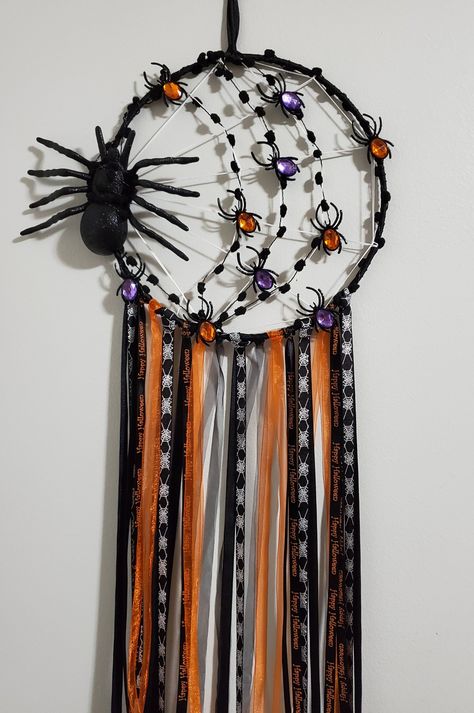 Hocus Pocus Macrame, Halloween Macrame, Halloween Dreamcatcher, Spider Web Dream Catcher, How To Make A Spider Web Dream Catcher, Dream Catcher Spider Web, Diy Yarn Decor, Halloween Dream Catcher, Halloween Yarn